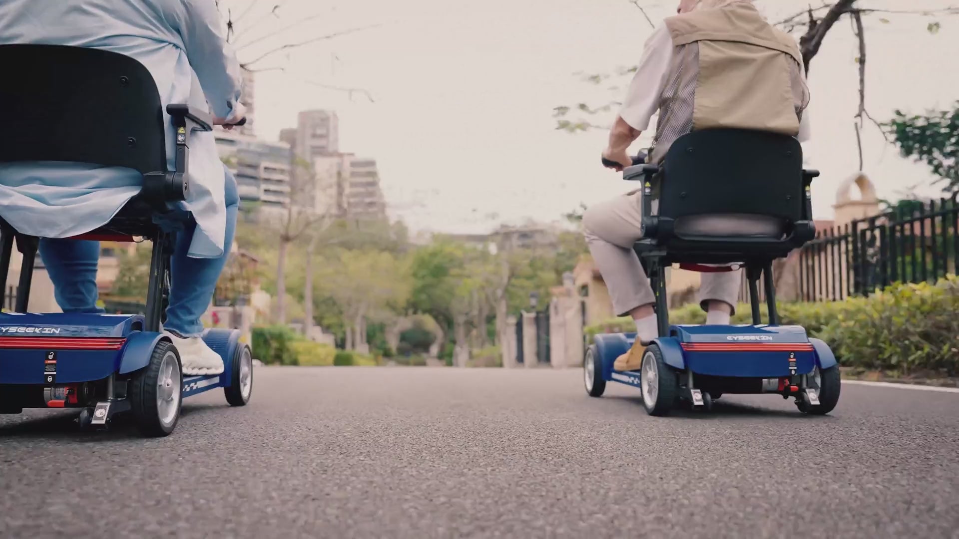 Load video: Experience true independence with the Cyseekin foldable scooter—designed for easy driving and hassle-free transport outdoors.